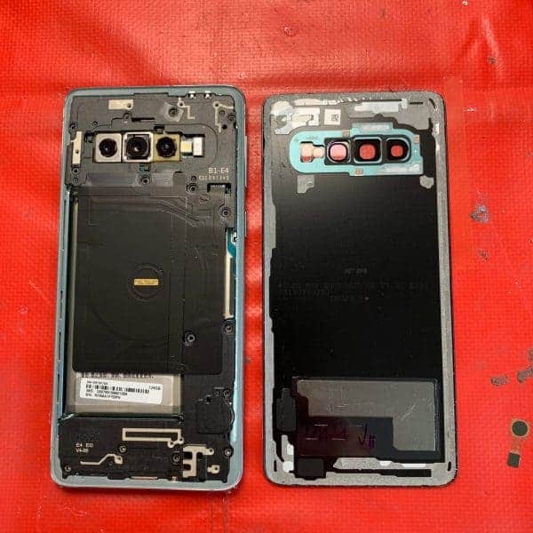 Image Back of an open Samsung S10 Plus